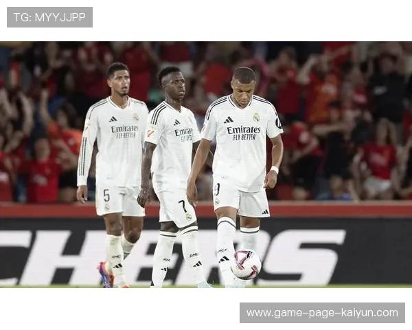 皇马前场配合断裂，边路传中无法形成威胁